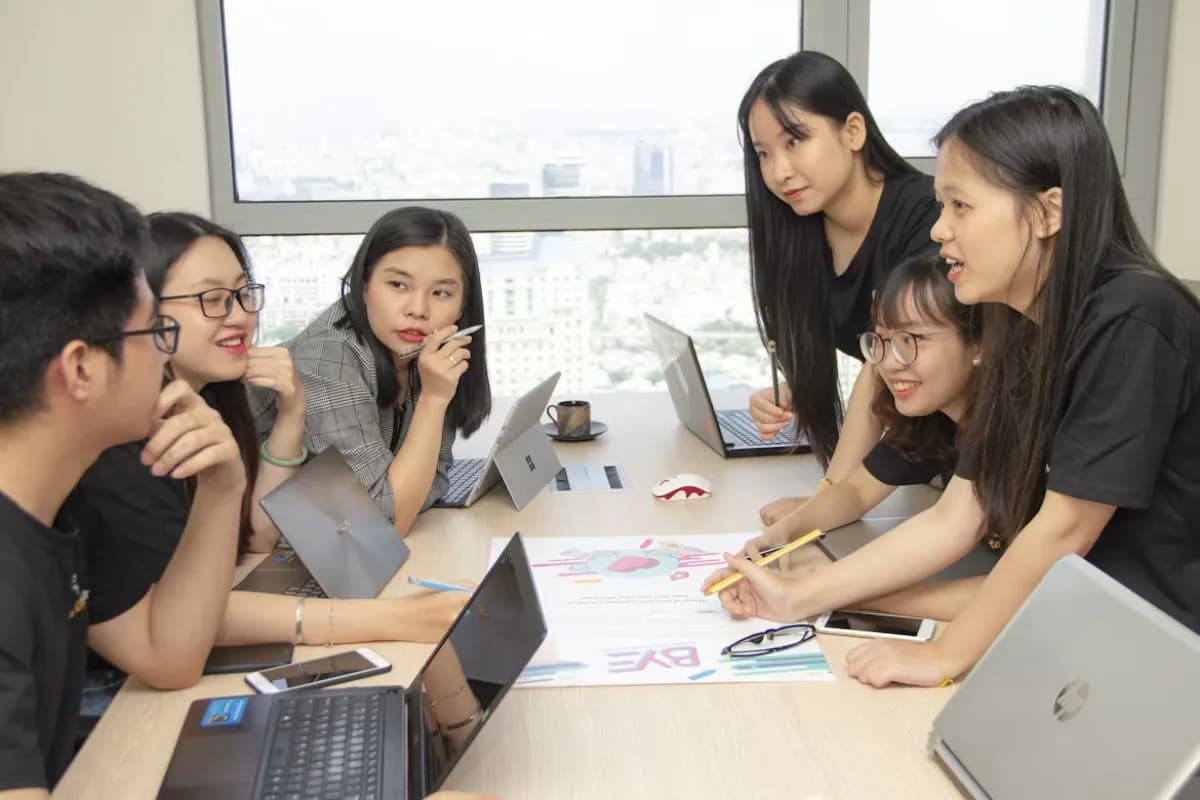 Nhóm học viên DNA Academy thảo luận đề án thực tế